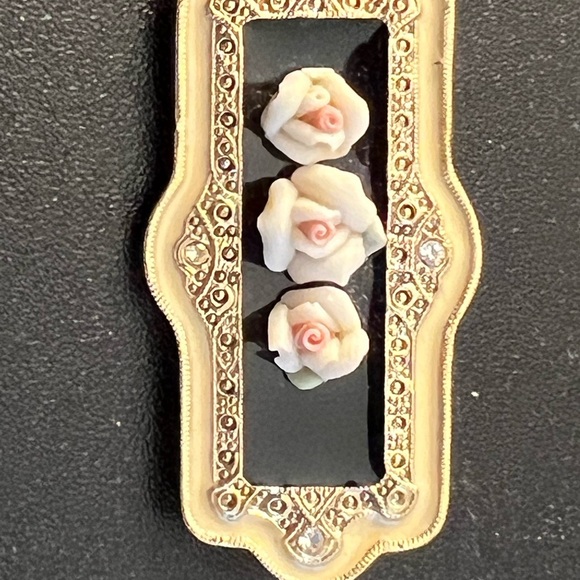1928 Triple White Pink Bud Porcelain Rose Victorian Inspired 70's Brooch Pin - Picture 6 of 6